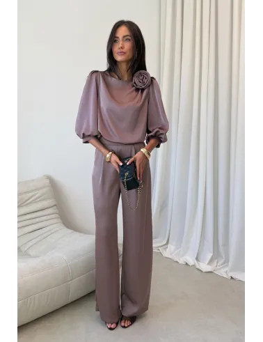 Giana – elegancka brązowa bluzka z kwiatem i bufiastymi rękawami | Roco Fashion