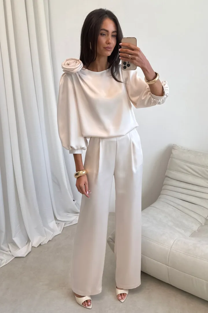 Giana - stilvolle Bluse mit floraler Applikation und voluminösen Ärmeln in Vanille