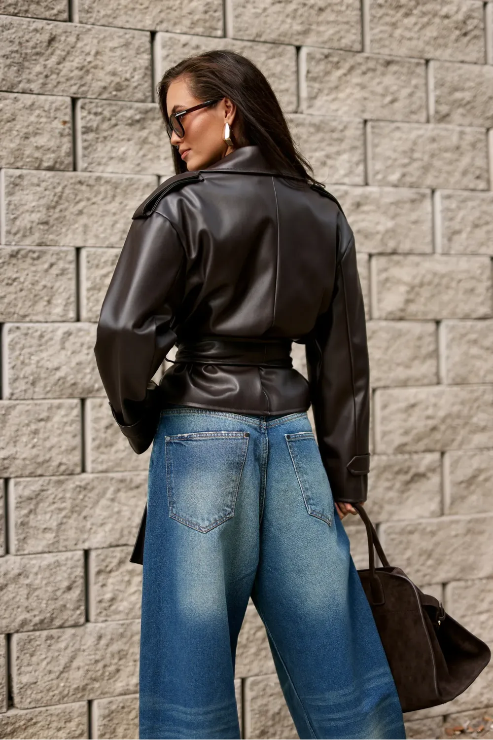 Lorina – brązowa kurtka z wiązaniem w talii | Roco Fashion