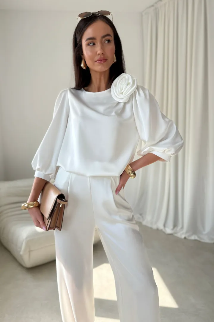 Giana - stilvolle Bluse mit floraler Applikation und voluminösen Ärmeln in Ecru