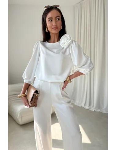 Giana – elegancka ecru bluzka z kwiatem i bufiastymi rękawami | Roco Fashion