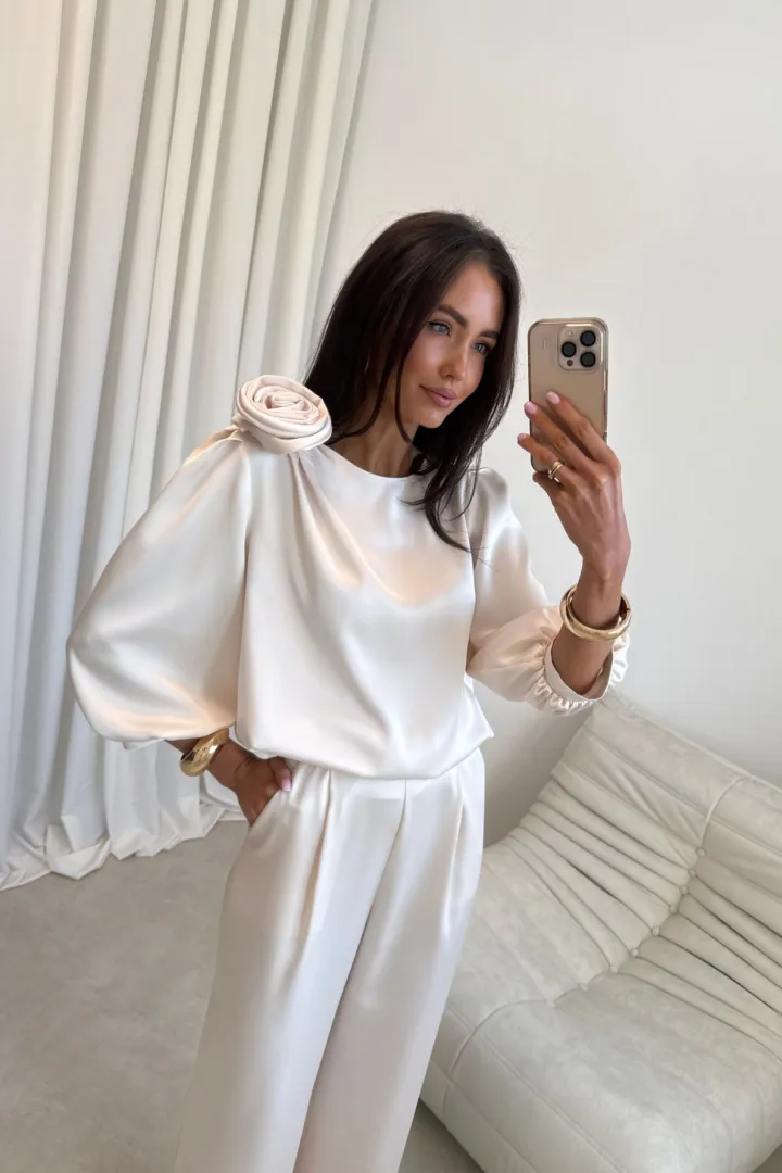 Giana - stilvolle Bluse mit floraler Applikation und voluminösen Ärmeln in Vanille