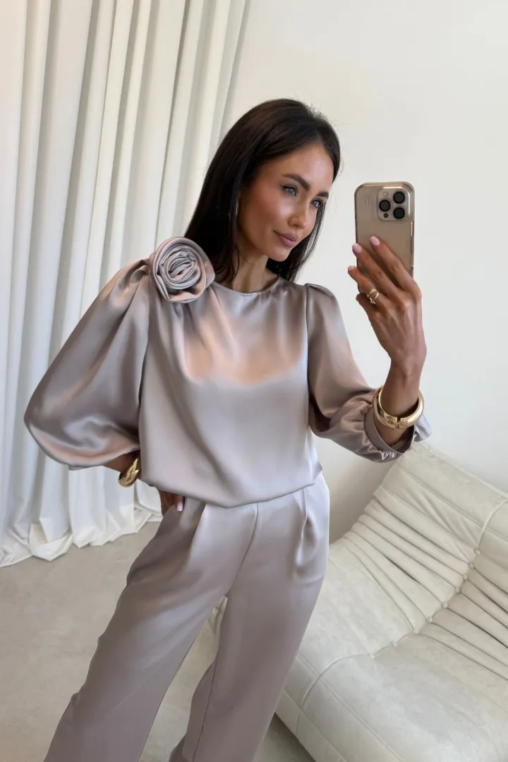 Giana - stilvolle Bluse mit floraler Applikation und voluminösen Ärmeln in hell Beige