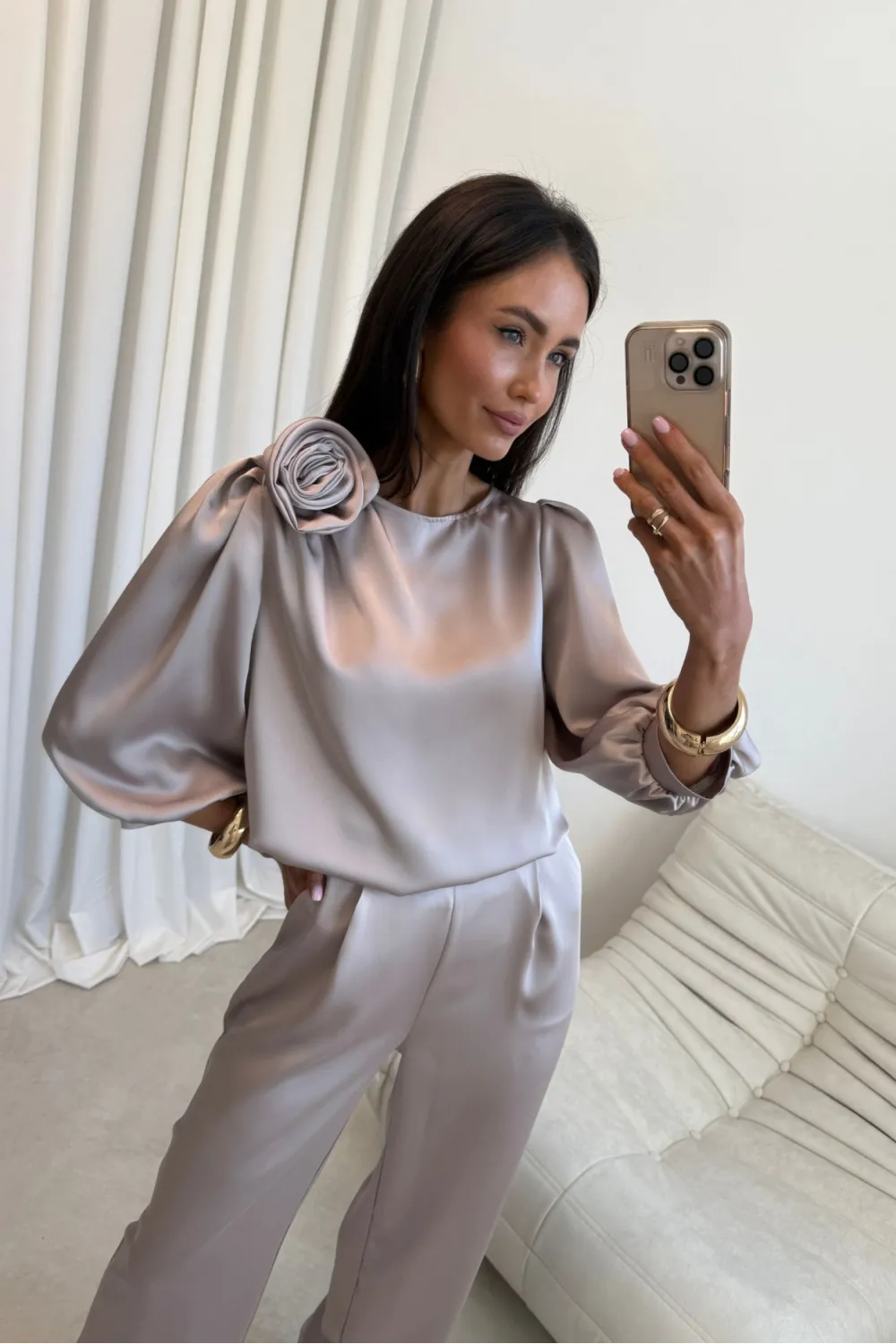 Giana – stilvolle Bluse in hell Beige mit floraler Applikation & voluminösen Ärmeln | Roco Fashion