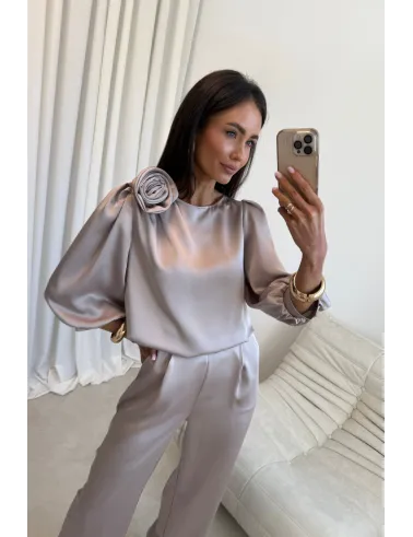 Giana – stilvolle Bluse in hell Beige mit floraler Applikation & voluminösen Ärmeln | Roco Fashion