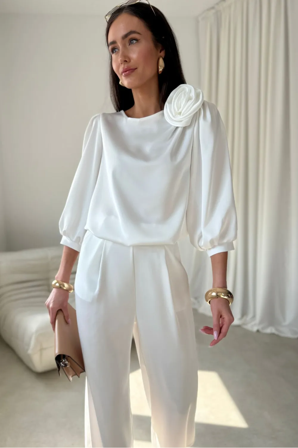 Giana – elegancka ecru bluzka z kwiatem i bufiastymi rękawami | Roco Fashion