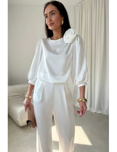 Giana – elegancka ecru bluzka z kwiatem i bufiastymi rękawami | Roco Fashion