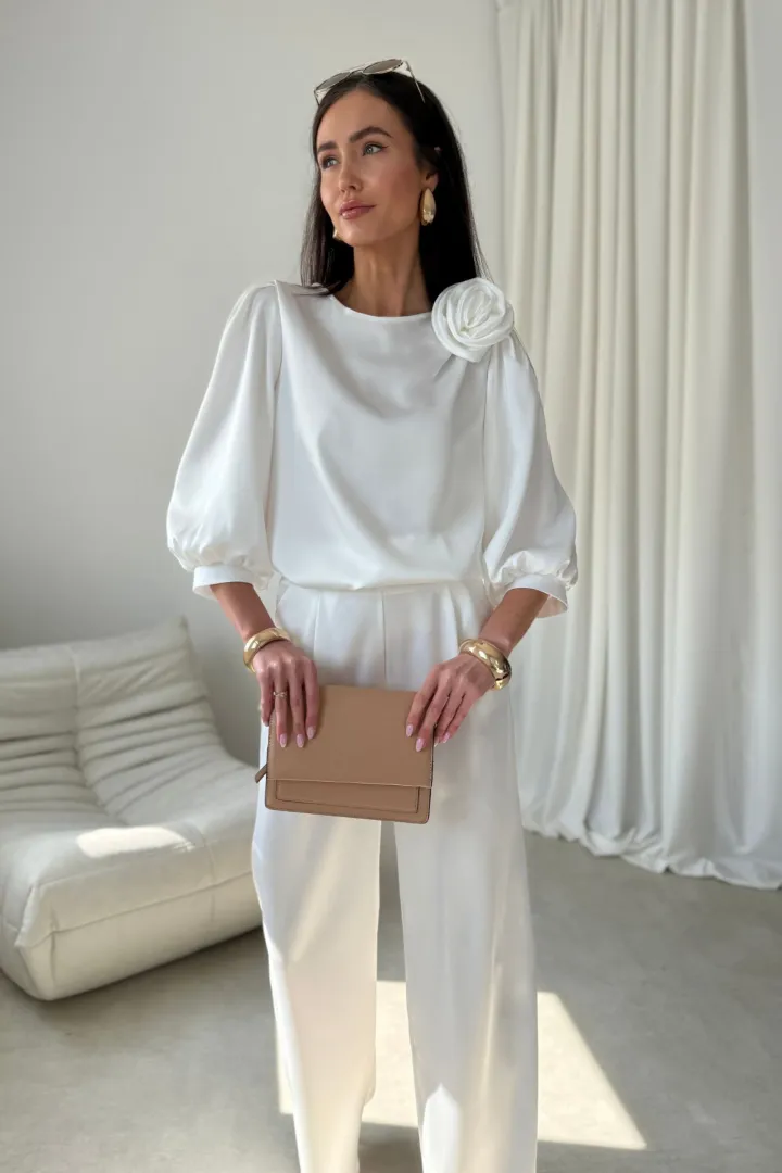 Giana - elegancka bluzka z ozdobnym kwiatem i bufiastymi rękawami w kolorze ecru