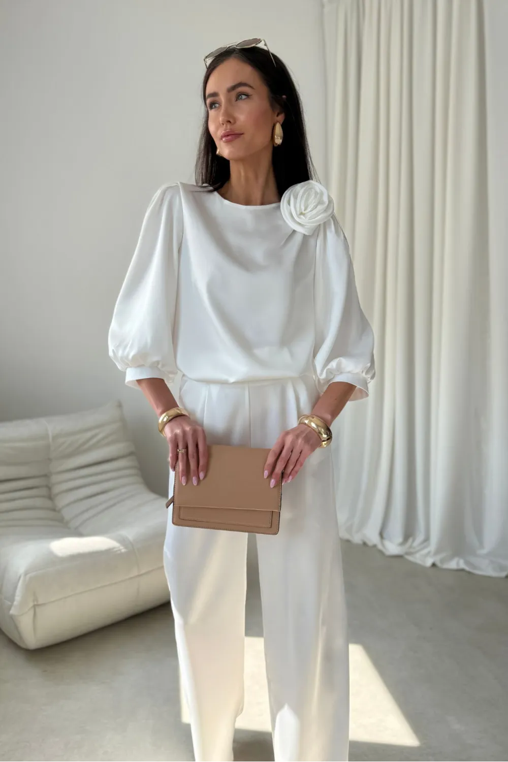 Giana – elegancka ecru bluzka z kwiatem i bufiastymi rękawami | Roco Fashion