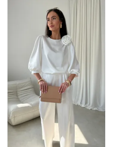 Giana – elegancka ecru bluzka z kwiatem i bufiastymi rękawami | Roco Fashion