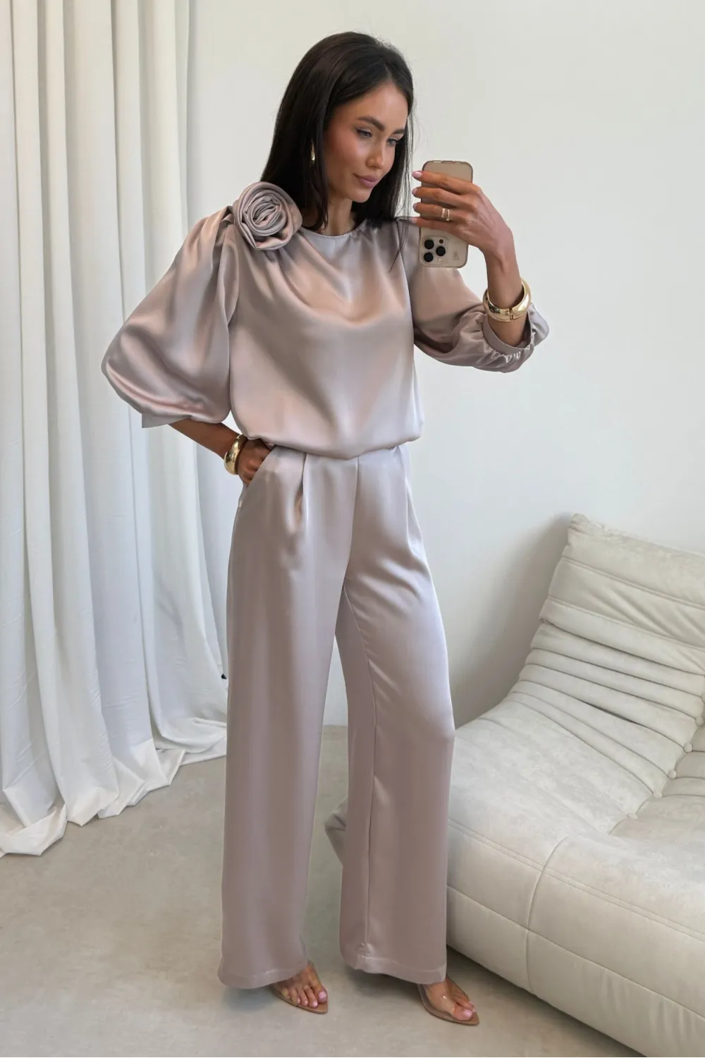 Giana – elegancka jasnobeżowa bluzka z kwiatem i bufiastymi rękawami | Roco Fashion