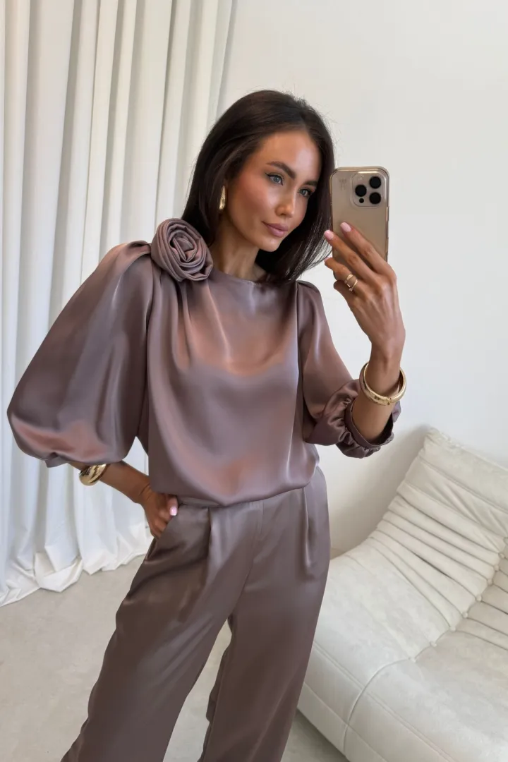 Giana - elegancka bluzka z ozdobnym kwiatem i bufiastymi rękawami w kolorze brązowym
