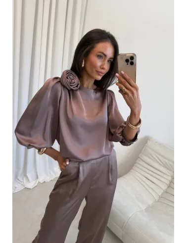 Giana – stilvolle Bluse in Braun mit floraler Applikation & voluminösen Ärmeln | Roco Fashion