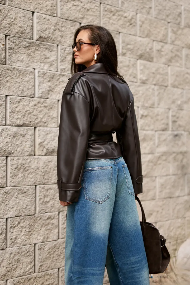 Lorina – brązowa kurtka z wiązaniem w talii