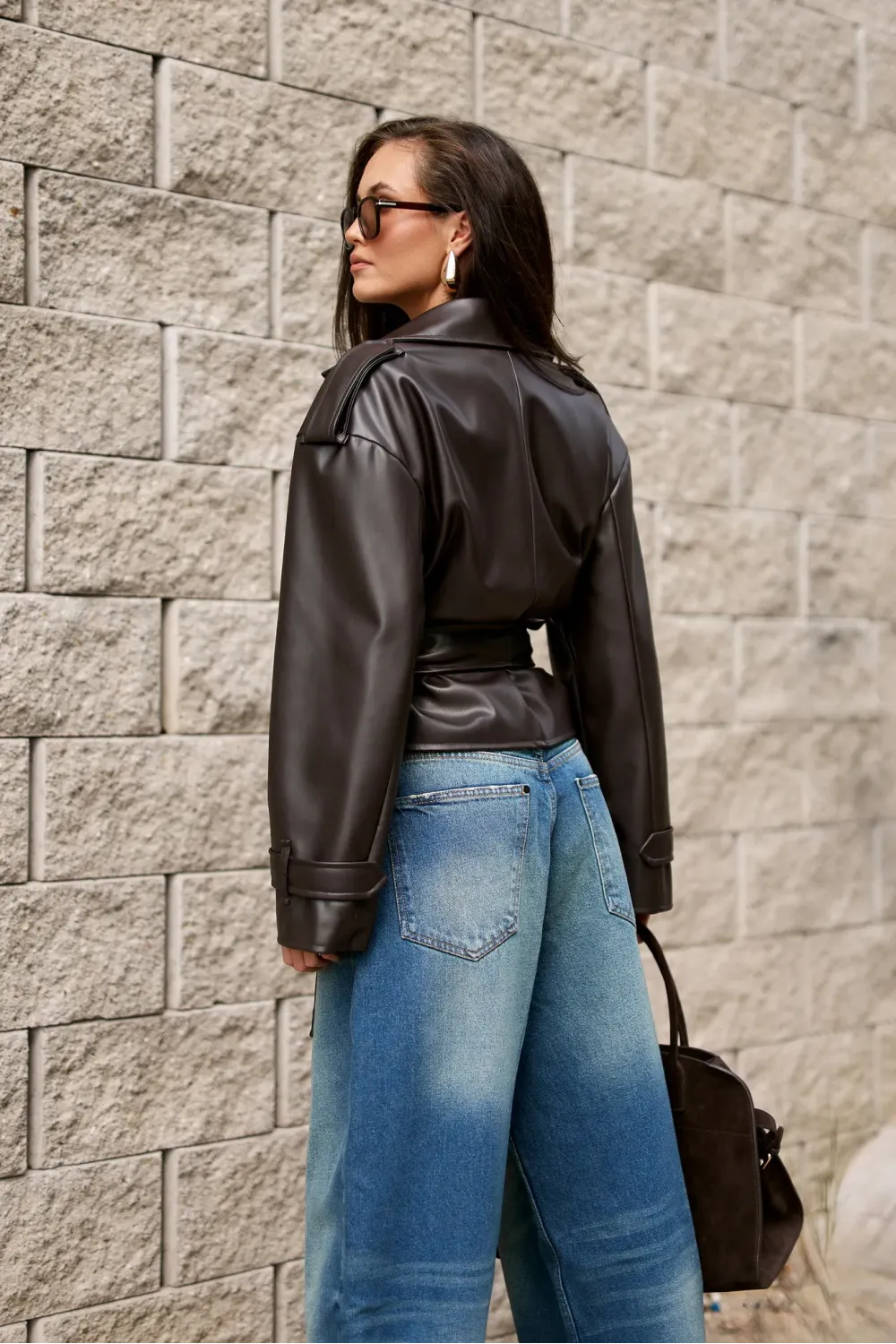 Lorina – brązowa kurtka z wiązaniem w talii | Roco Fashion