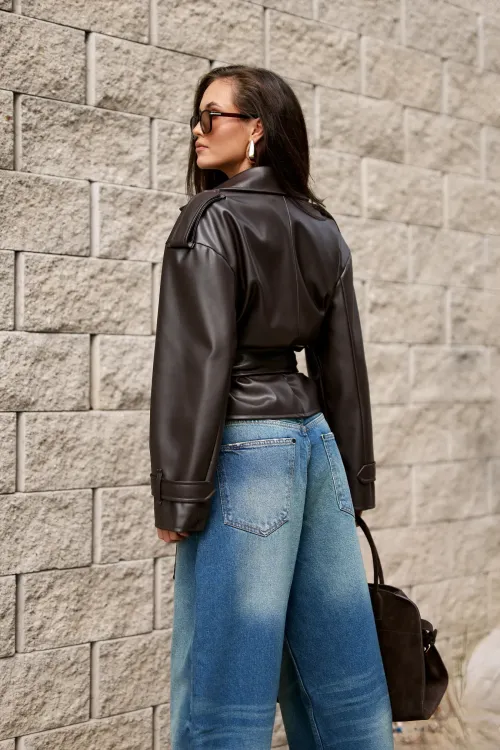 Lorina – brązowa kurtka z wiązaniem w talii