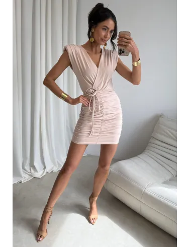Zirelle – figurbetontes Minikleid mit Raffungen & Wickelausschnitt in Hellbeige | Roco Fashion