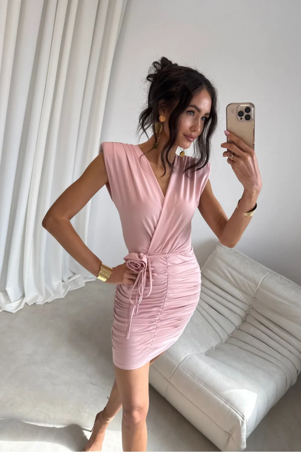 Zirelle – figurbetontes Minikleid mit Raffungen, Wickelausschnitt Puderrosa | Roco Fashion
