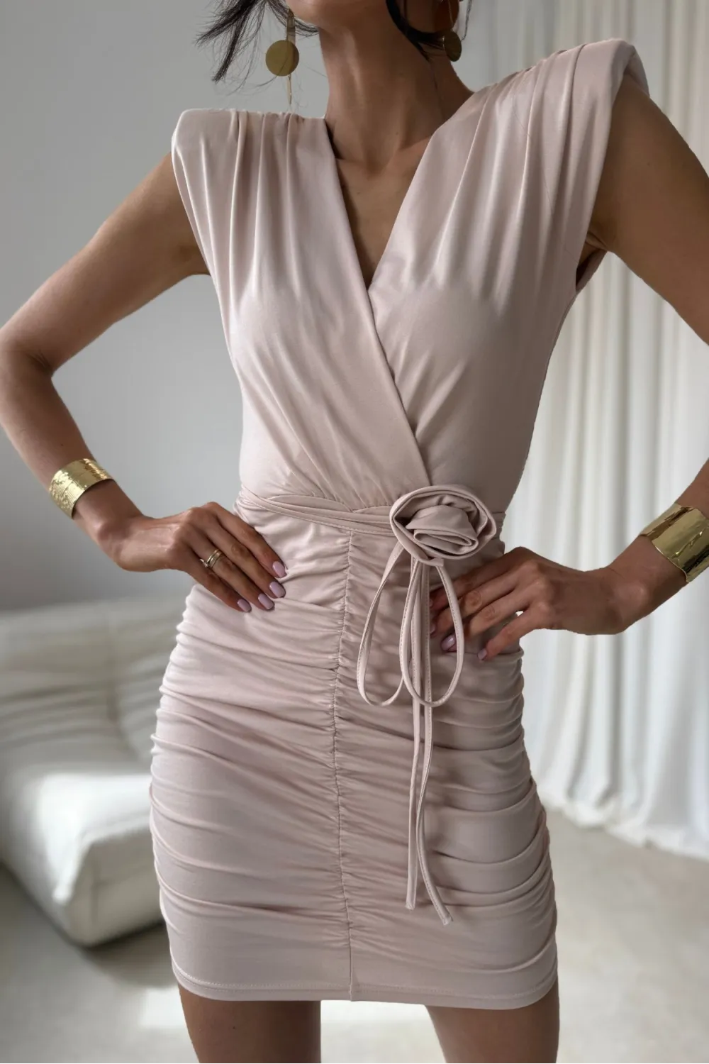 Zirelle – dopasowana sukienka mini z marszczeniem i dekoltem kopertowym jasny beż | Roco Fashion