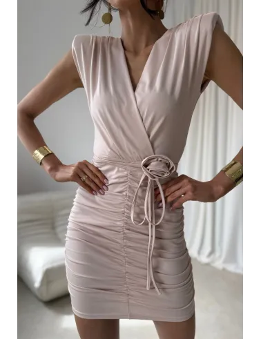 Zirelle – figurbetontes Minikleid mit Raffungen & Wickelausschnitt in Hellbeige | Roco Fashion