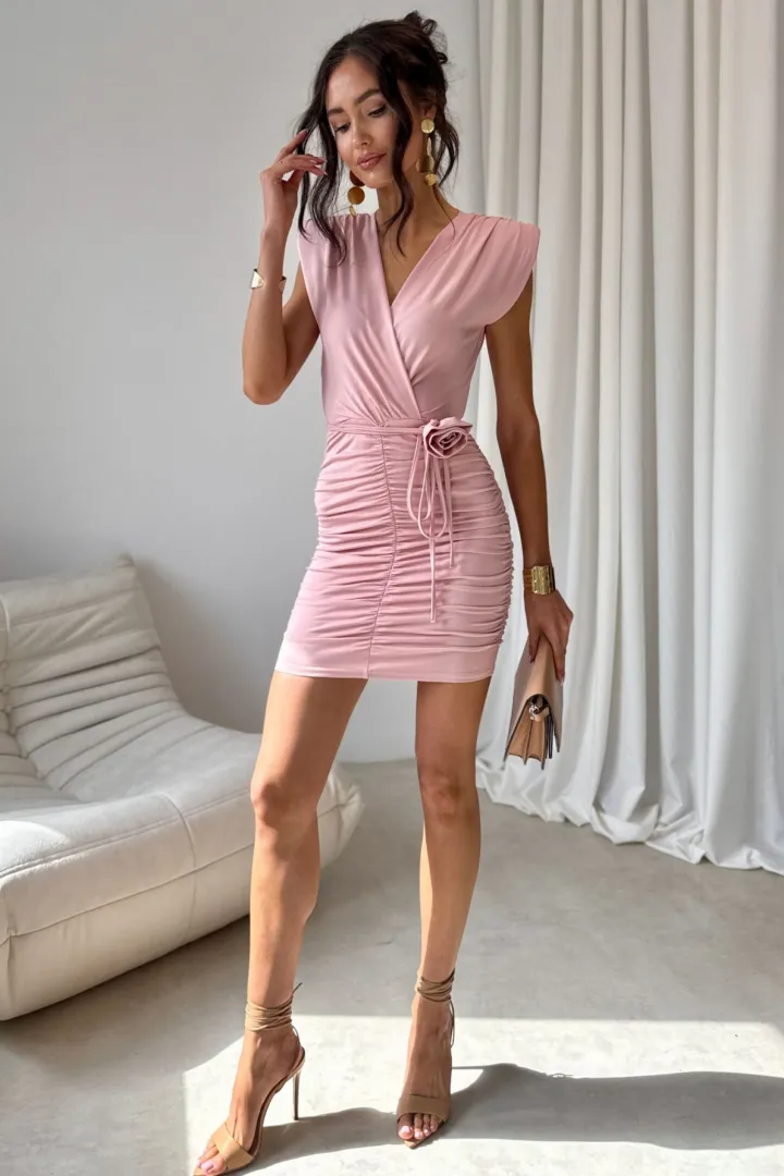 Zirelle - figurbetontes Minikleid mit Raffungen und elegantem Wickelausschnitt in Puderrosa