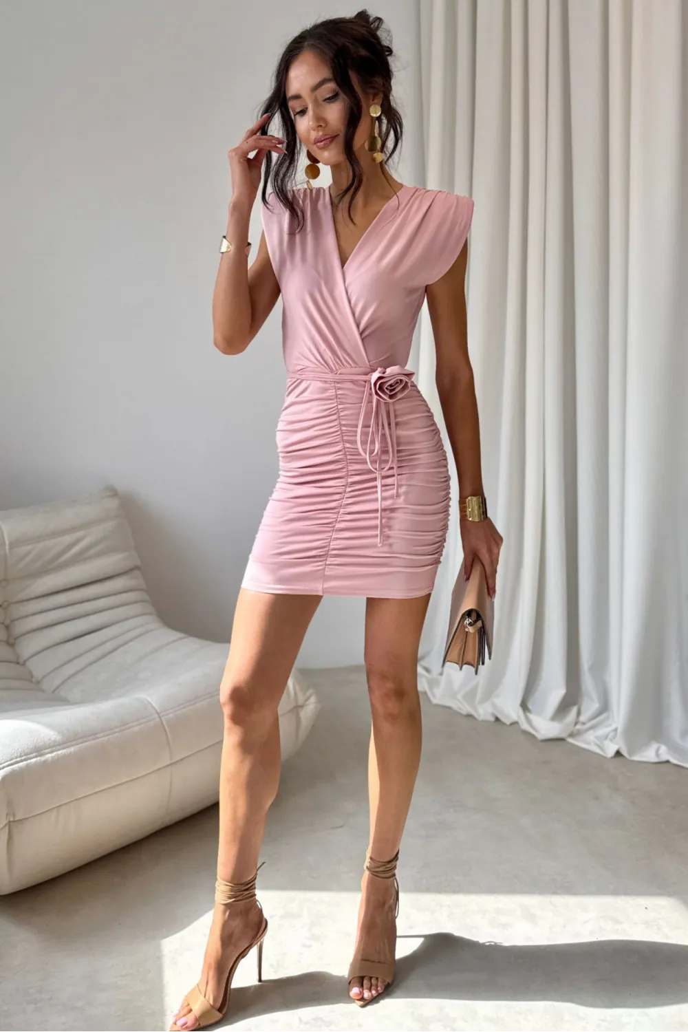 Zirelle – dopasowana sukienka mini z marszczeniem, dekolt kopertowy pudrowy róż | Roco Fashion