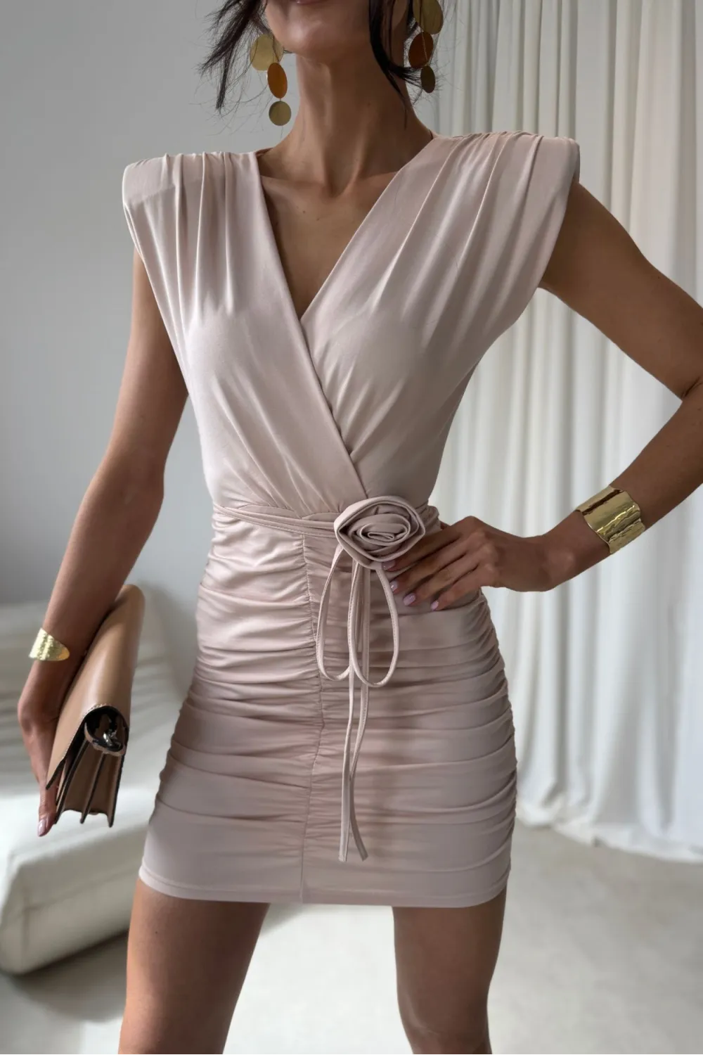 Zirelle – figurbetontes Minikleid mit Raffungen & Wickelausschnitt in Hellbeige | Roco Fashion