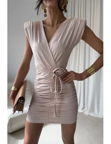 Zirelle – dopasowana sukienka mini z marszczeniem i dekoltem kopertowym jasny beż | Roco Fashion
