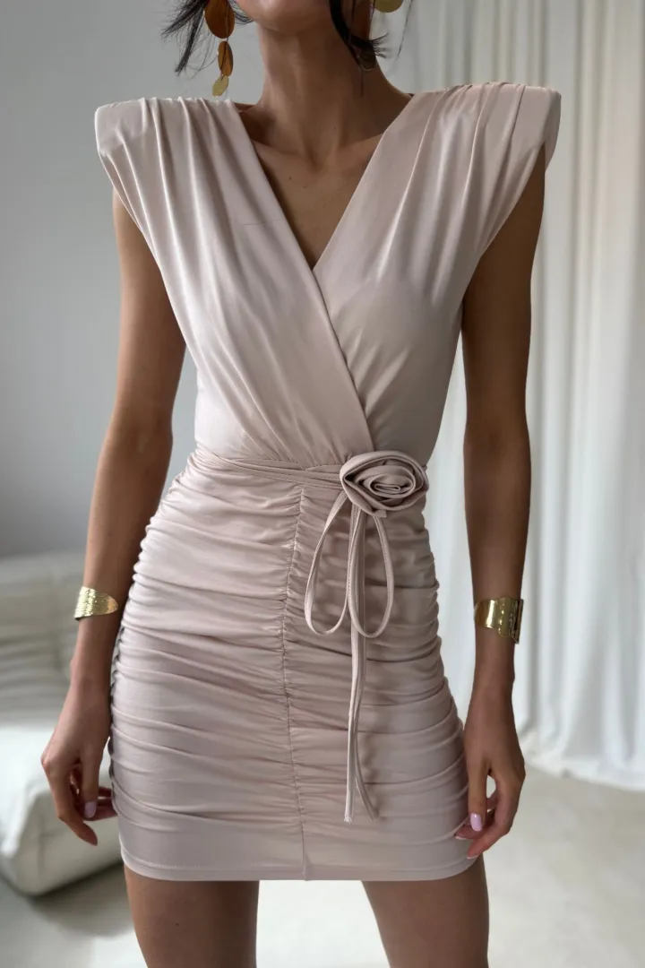 Zirelle - figurbetontes Minikleid mit Raffungen und elegantem Wickelausschnitt in hell Beige