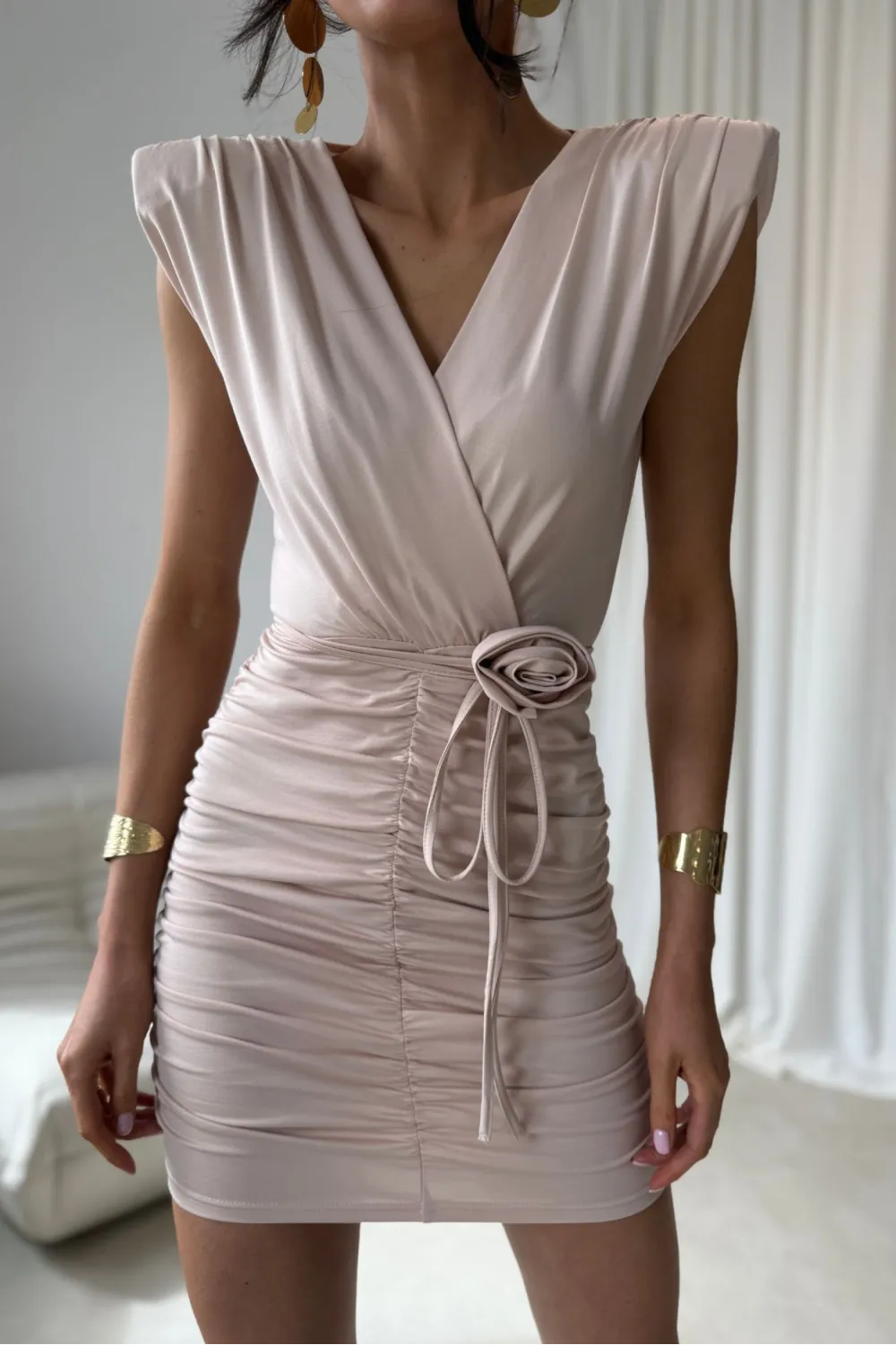 Zirelle – figurbetontes Minikleid mit Raffungen & Wickelausschnitt in Hellbeige | Roco Fashion