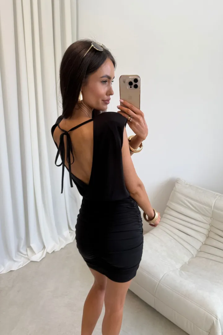 Yselle - mini sukienka z marszczeniem i odkrytymi plecami w kolorze czarnym | Roco Fashion