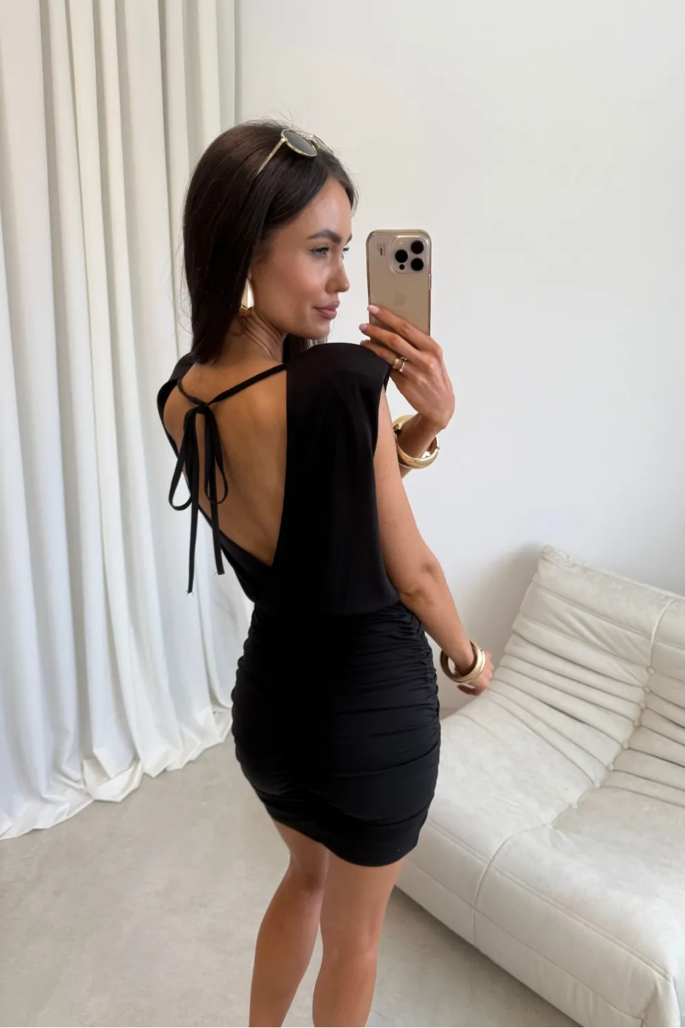 Yselle - mini sukienka z marszczeniem i odkrytymi plecami w kolorze czarnym | Roco Fashion