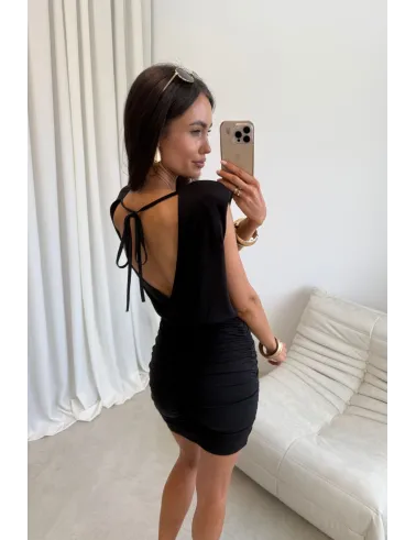 Yselle - mini sukienka z marszczeniem i odkrytymi plecami w kolorze czarnym | Roco Fashion