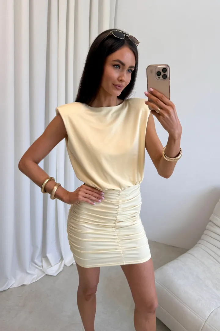 Yselle - Elegantes Minikleid mit Raffungen und tiefem Rückenausschnitt in hell Gelb