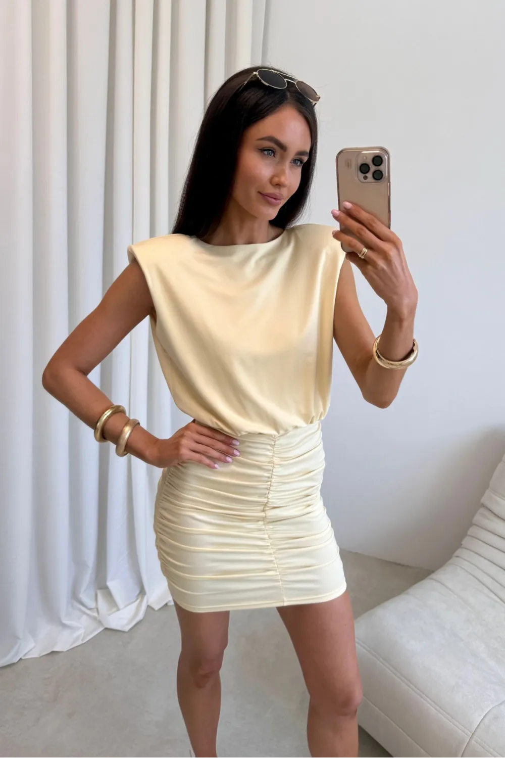 Yselle – mini sukienka z marszczeniem i odkrytymi plecami jasnożółta | Roco Fashion