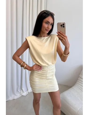 Yselle – mini sukienka z marszczeniem i odkrytymi plecami jasnożółta | Roco Fashion