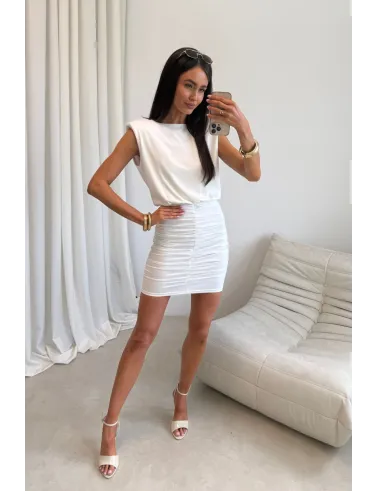Yselle – mini sukienka z marszczeniem i odkrytymi plecami ecru | Roco Fashion