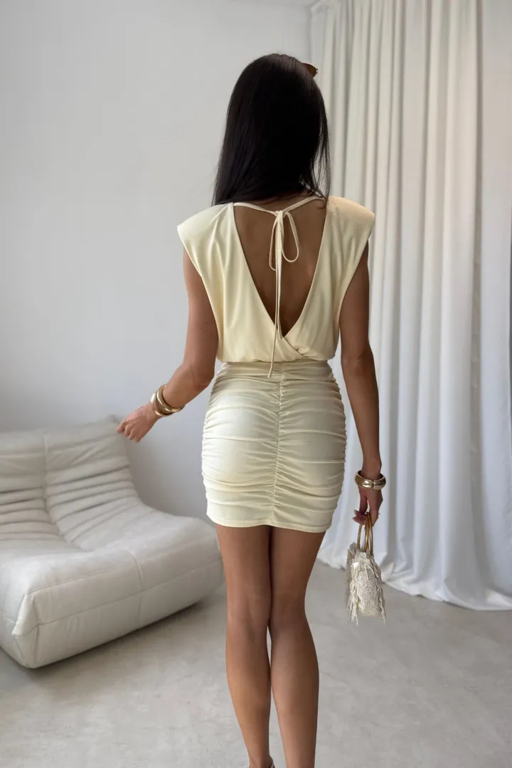 Yselle - Elegantes Minikleid mit Raffungen und tiefem Rückenausschnitt in hell Gelb