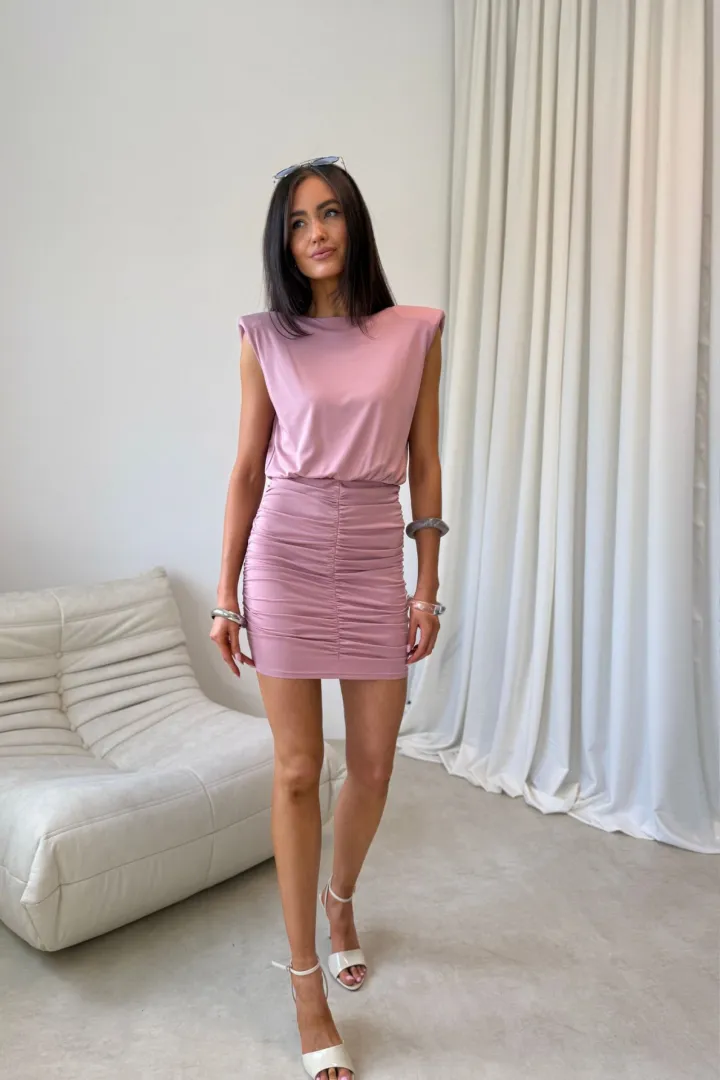 Yselle - mini sukienka z marszczeniem i odkrytymi plecami w kolorze ciemnego różu | Roco Fashion