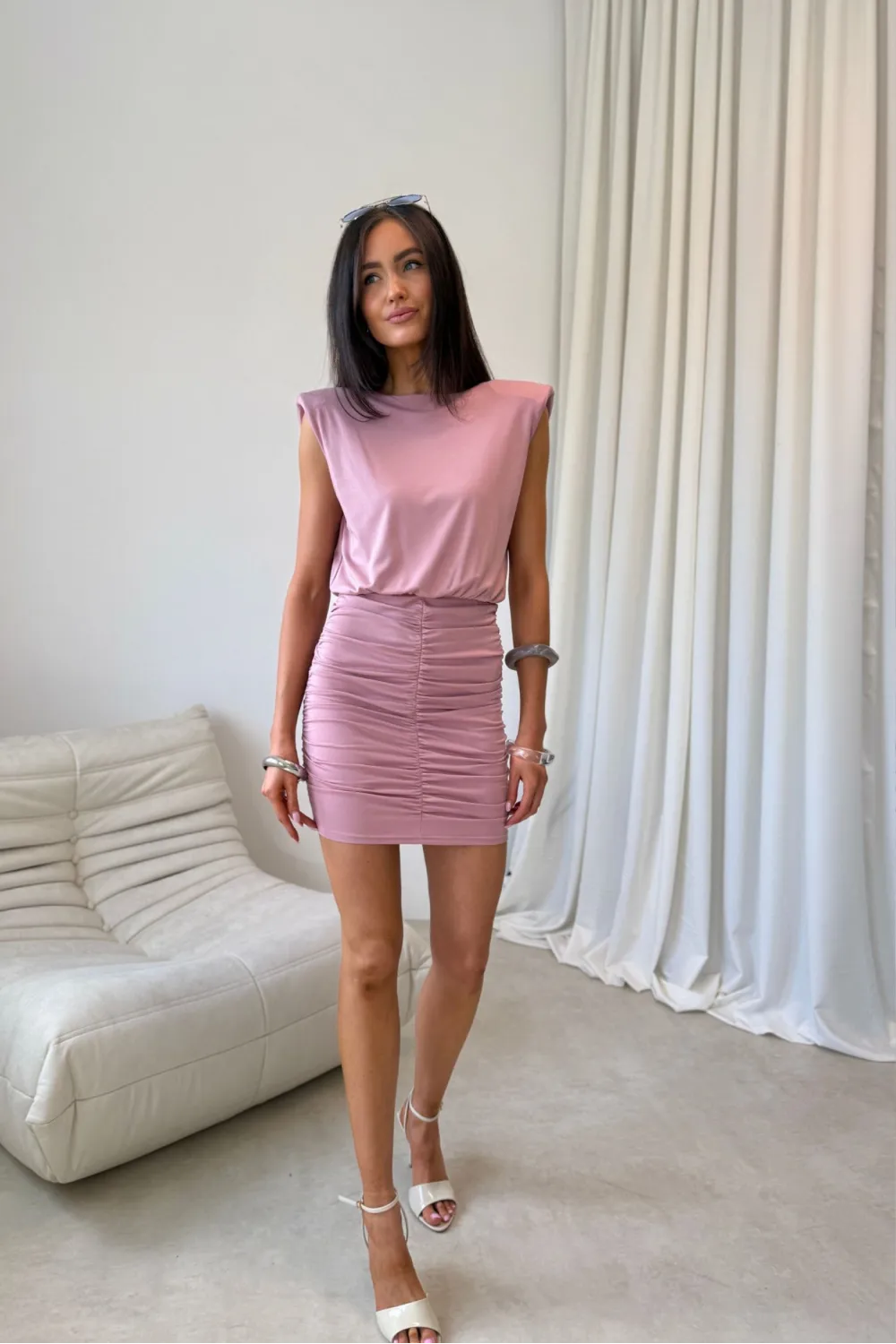 Yselle – Mini Kleid mit Raffungen und tiefem Rückenausschnitt in Dunkelrosa | Roco Fashion
