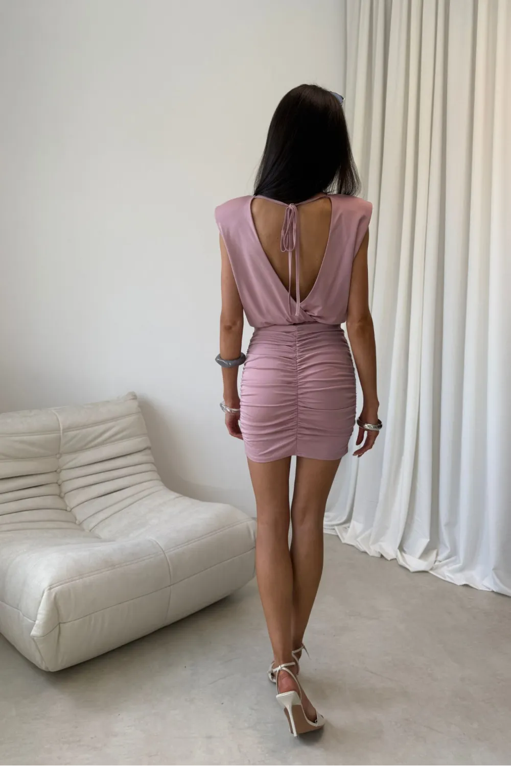 Yselle - mini sukienka z marszczeniem i odkrytymi plecami w kolorze ciemnego różu | Roco Fashion