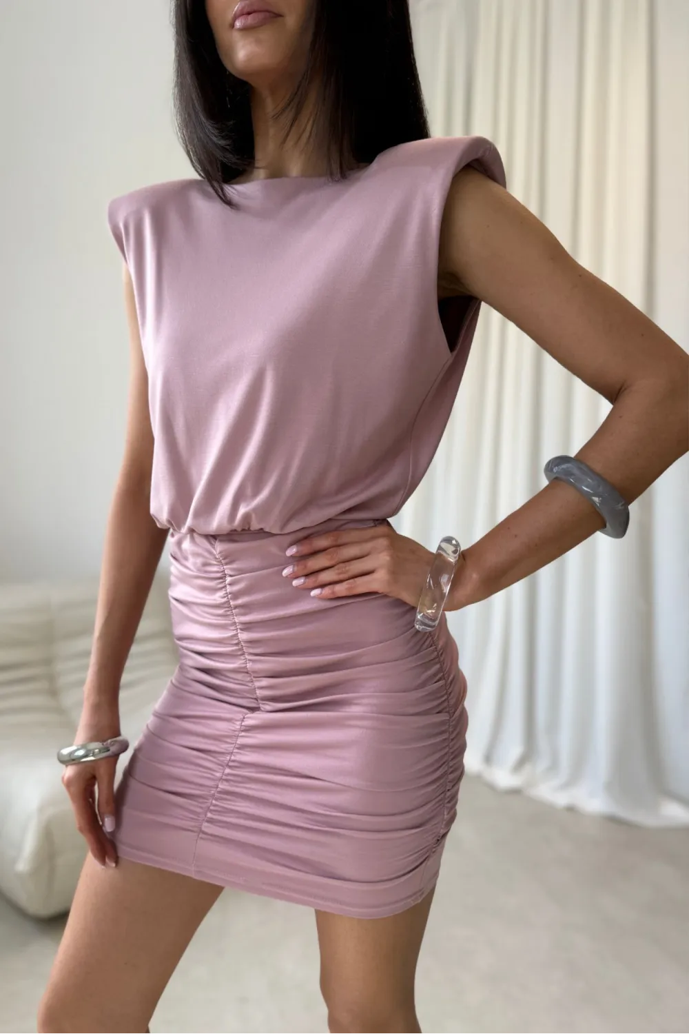 Yselle – Mini Kleid mit Raffungen und tiefem Rückenausschnitt in Dunkelrosa | Roco Fashion