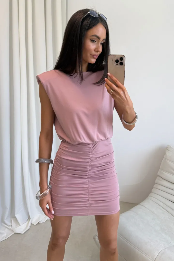 Yselle - Elegantes Minikleid mit Raffungen und tiefem Rückenausschnitt in dunkel Rosa