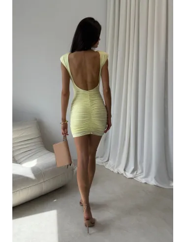 Celestia - żółta dopasowana sukienka mini z marszczeniem i odkrytymi plecami | Roco Fashion