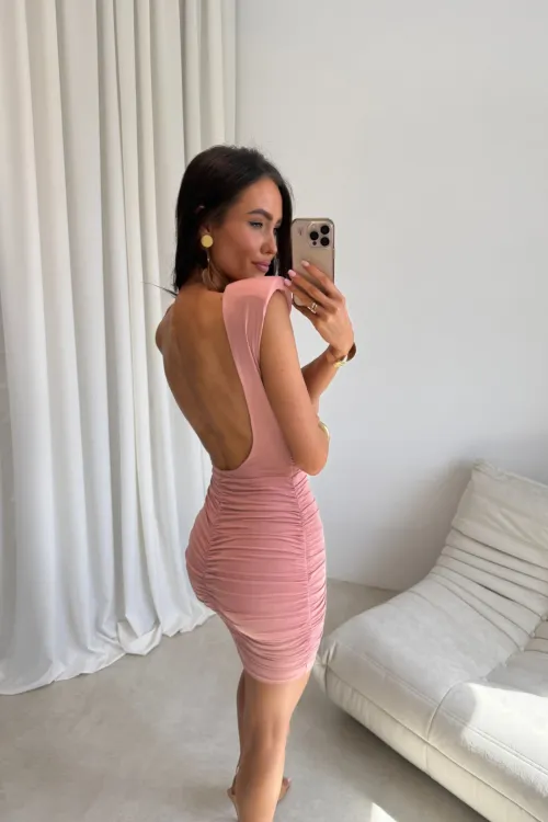 Aurelia Mini - Figurbetontes Mini Kleid mit Raffungen und tiefem Rückenausschnitt in Rosa