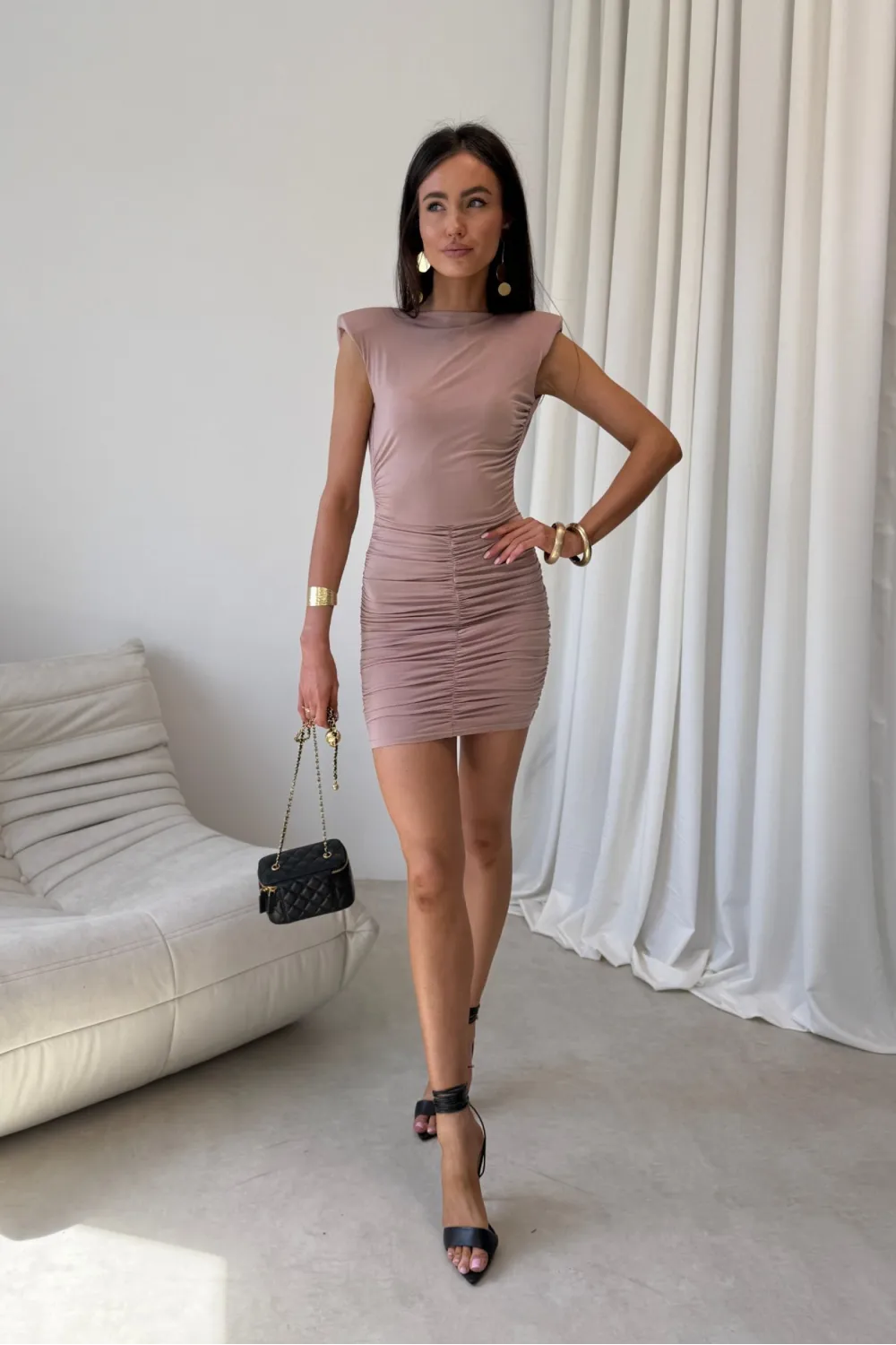 Celestia - mokka dopasowana sukienka mini z marszczeniem i odkrytymi plecami | Roco Fashion
