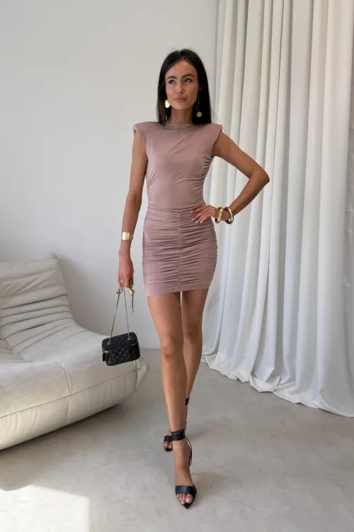 Aurelia Mini - Figurbetontes Mini Kleid mit Raffungen und tiefem Rückenausschnitt in Mocca