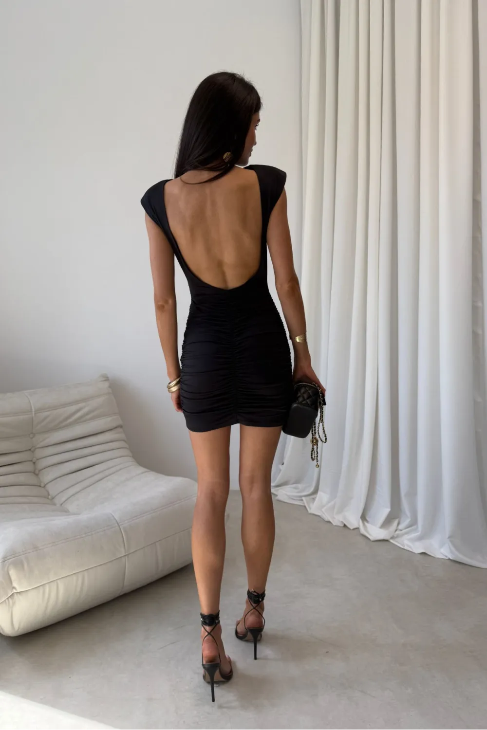 Celestia - Figurbetontes Mini Kleid mit Raffungen und tiefem Rückenausschnitt in Schwarz | Roco Fashion