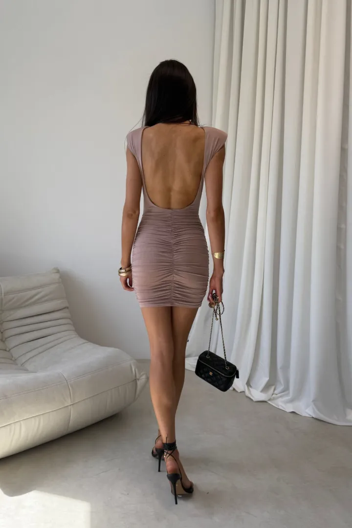 Aurelia Mini - Figurbetontes Mini Kleid mit Raffungen und tiefem Rückenausschnitt in Mocca