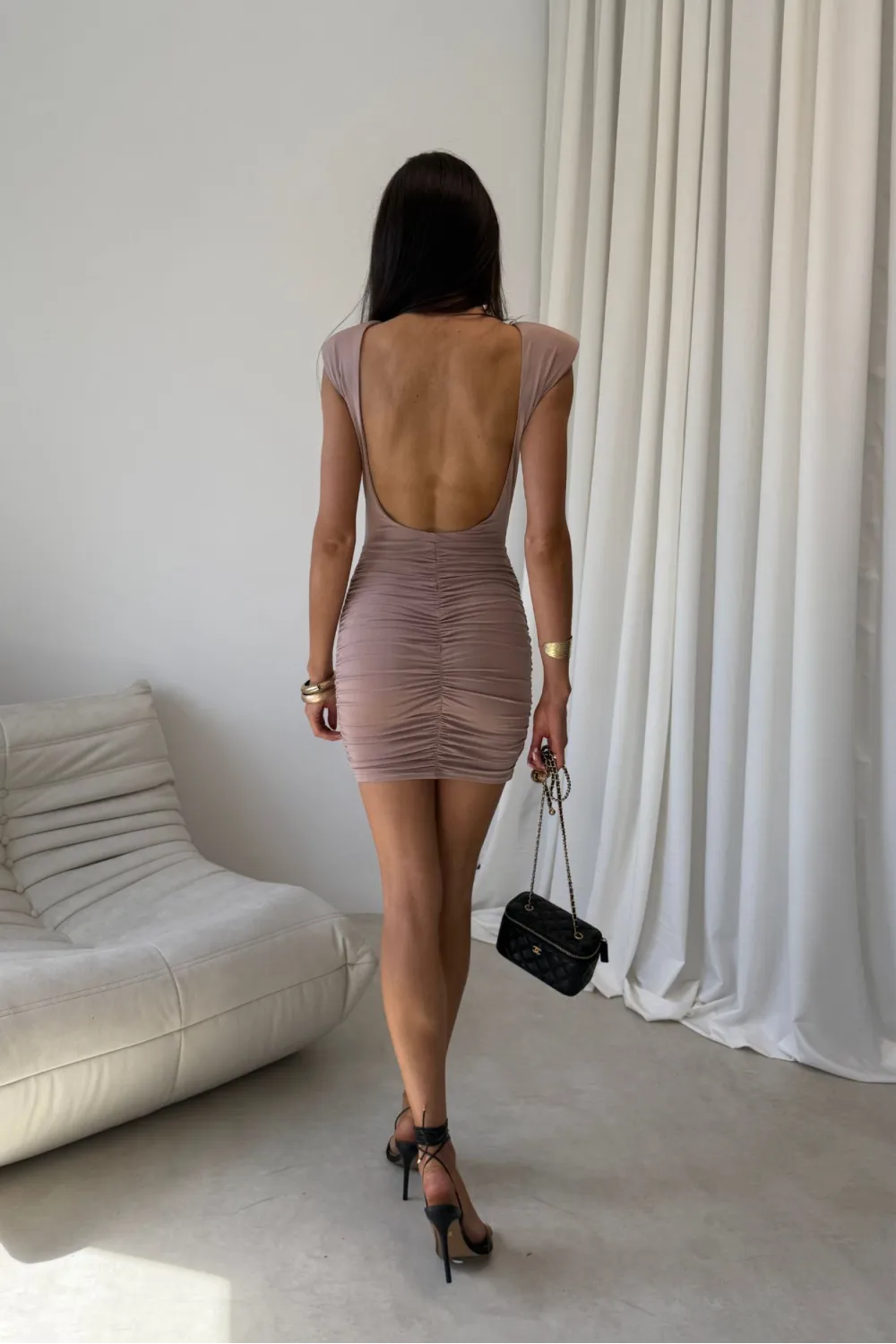 Celestia - mokka dopasowana sukienka mini z marszczeniem i odkrytymi plecami | Roco Fashion